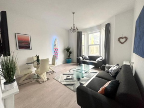 The City Surfer Apartment - By Coastline Retreats - Parking included - Sleeps 5 - City Centre